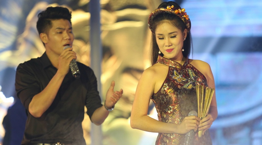 Le Phuong va ban trai bi ep hon moi hinh anh