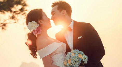 MC Thanh Trung hon say dam vo 9X tren bien hinh anh