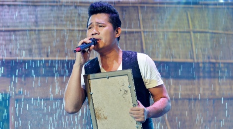 Ngoc Son rot nuoc mat khi nghe hoc tro hat ve me hinh anh