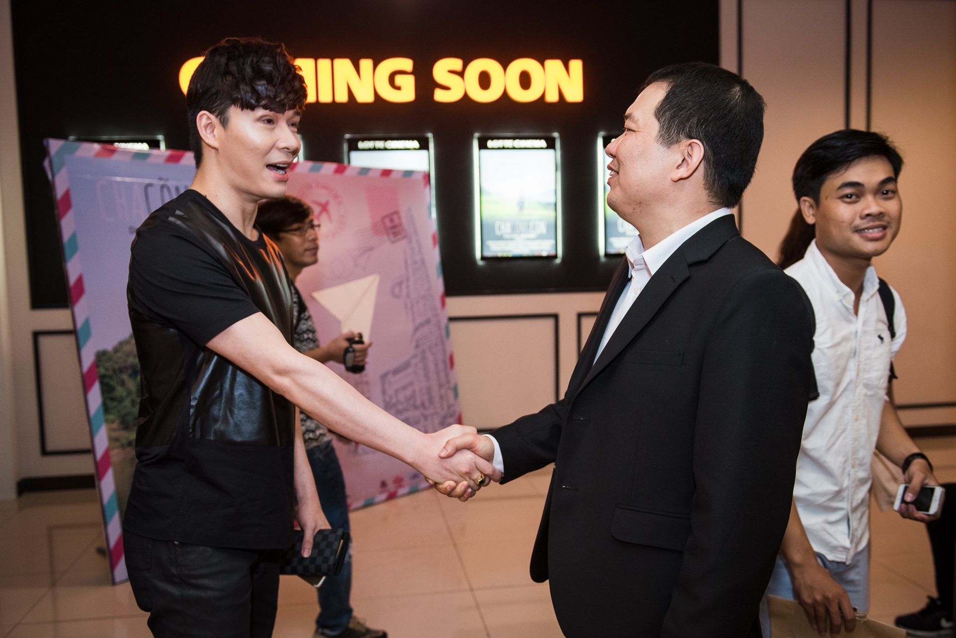 Ra mắt đoàn phim Cha cõng con ảnh 1 Ra mat doan phim Cha cong con anh 1