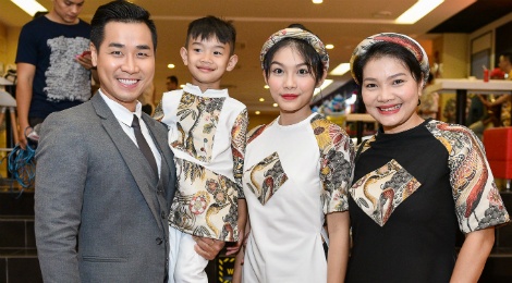 Me con Kieu Trinh hao huc xem phim 'Cha cong con' hinh anh