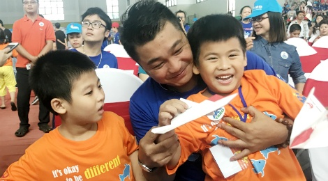 Ly Hung tang 300 phan qua cho cac be mac benh tu ky hinh anh