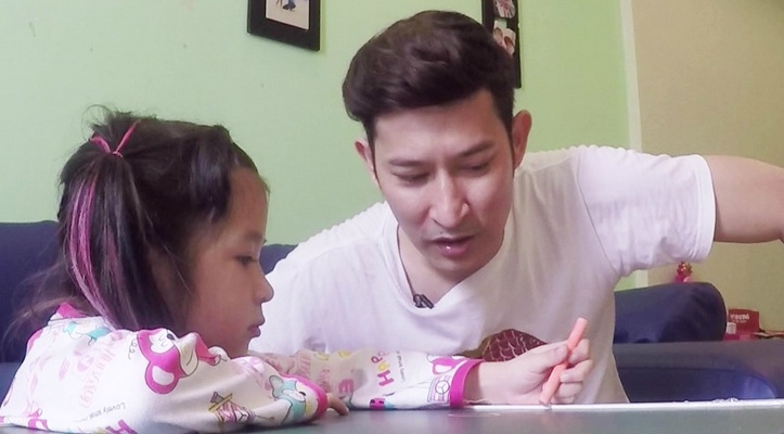 Huy Khanh day con gai viet tay phai hinh anh