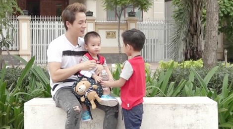 Con trai Dang Khoi 'nghien' dien thoai vi bo me ban ron voi cong viec hinh anh