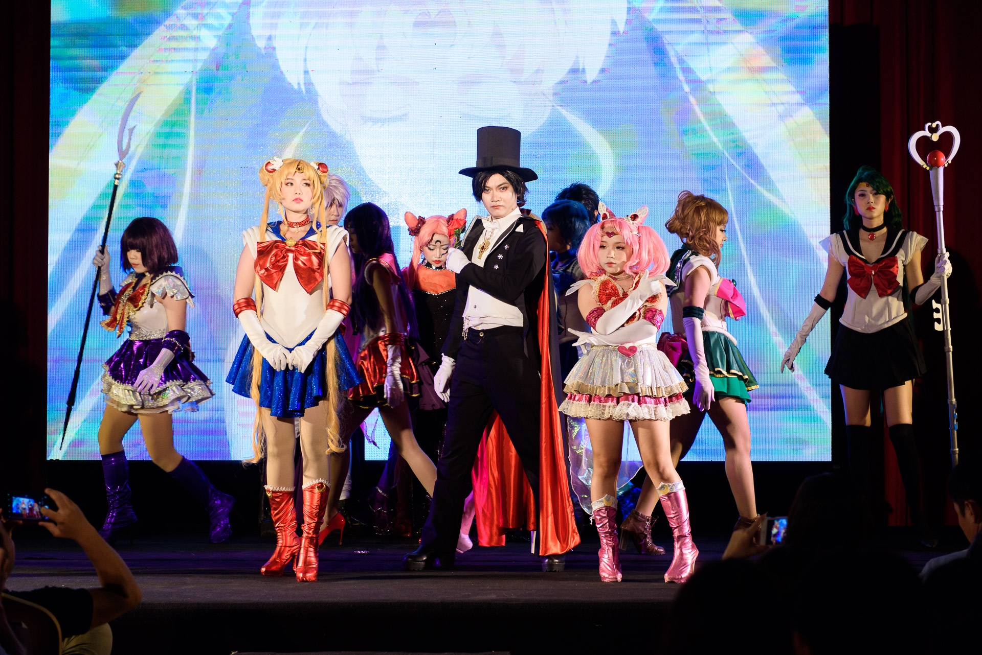 Trailer phim Thuy thu mat trang pha le hinh anh