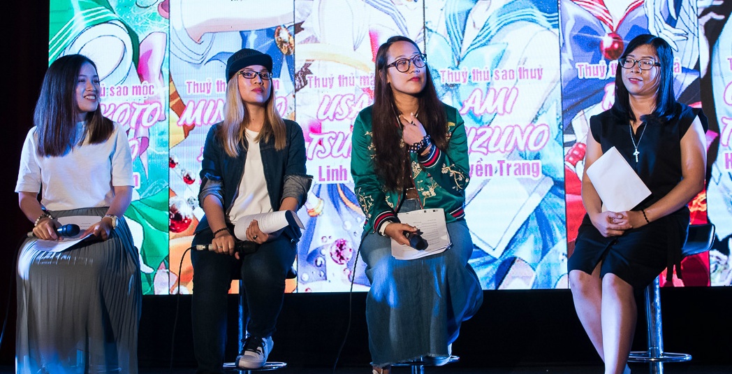 E-kip long tieng tro tai tren san khau hinh anh