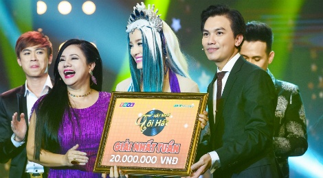 Manh Quynh dam duoi ngam Phuong Trinh Jolie hat hinh anh