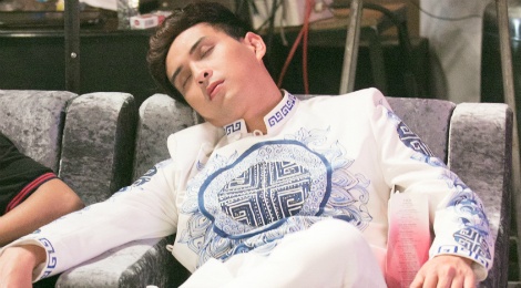 Ho Quang Hieu ngu guc trong luc ghi hinh live show ky niem 10 nam hinh anh