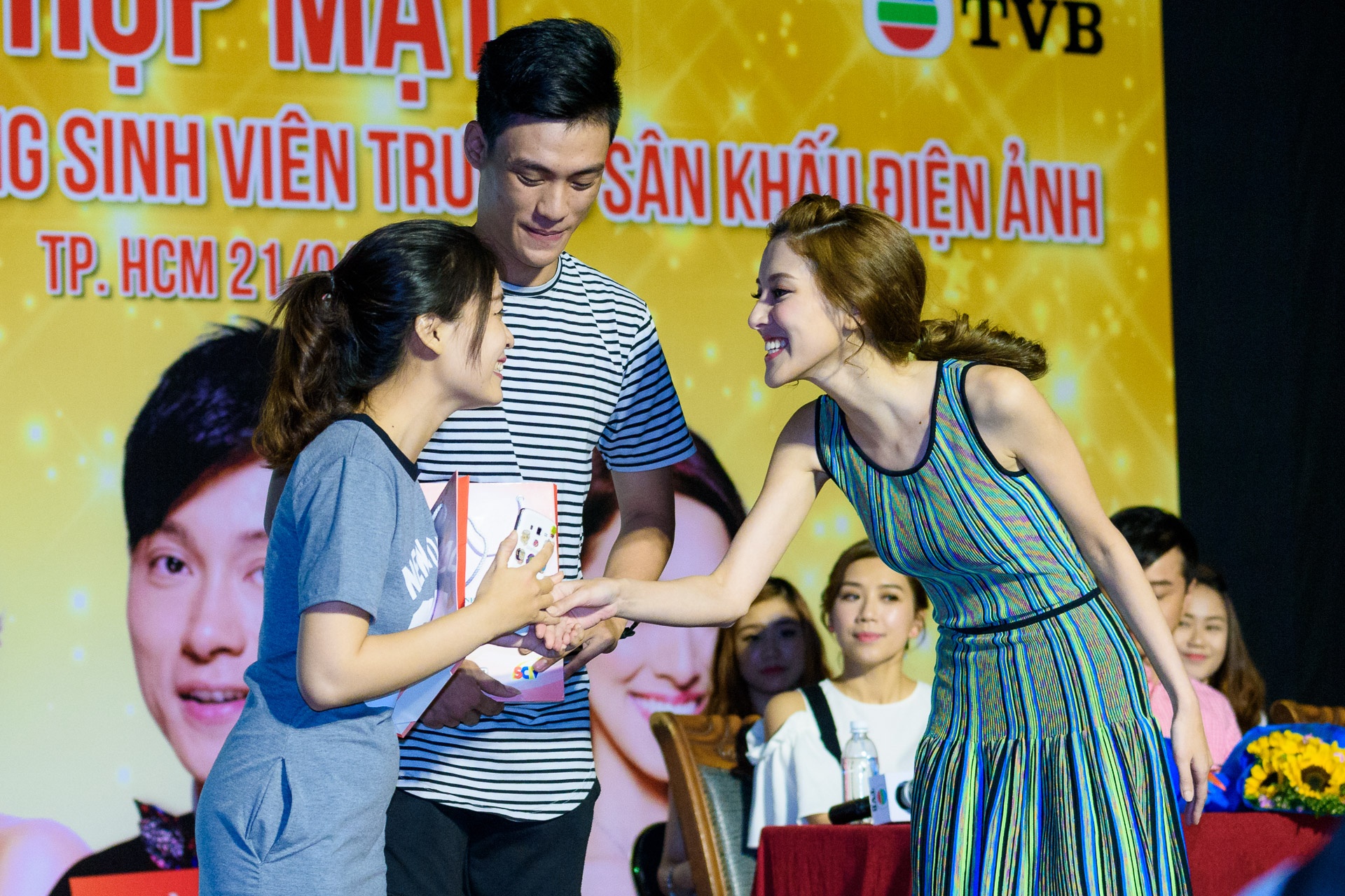 Hoa hau Hong Kong sang Viet Nam anh 11