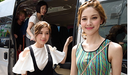 Hoa hau Hong Kong va sao TVB vui ve giao luu voi sinh vien Viet hinh anh