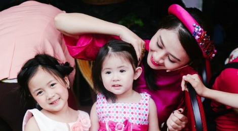 Vo chong Gia Bao mang con gai Grammy chieu mo thi sinh nhi hinh anh