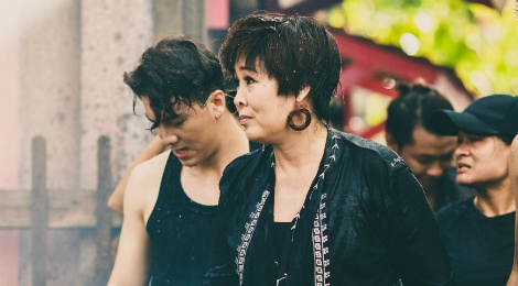 NSND Hong Van bat tay Minh Nhi lam phim ve gioi tinh thu 3 hinh anh