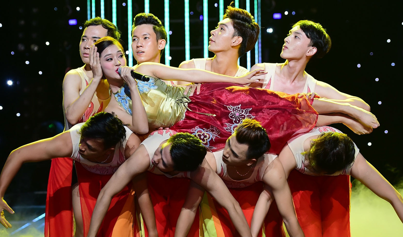 Tong hop cac man trinh dien cua 6 thi sinh hinh anh