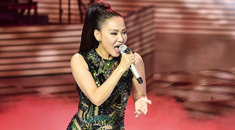 Thu Minh tung ca khuc 'don tim' fan o chung ket The Voice hinh anh