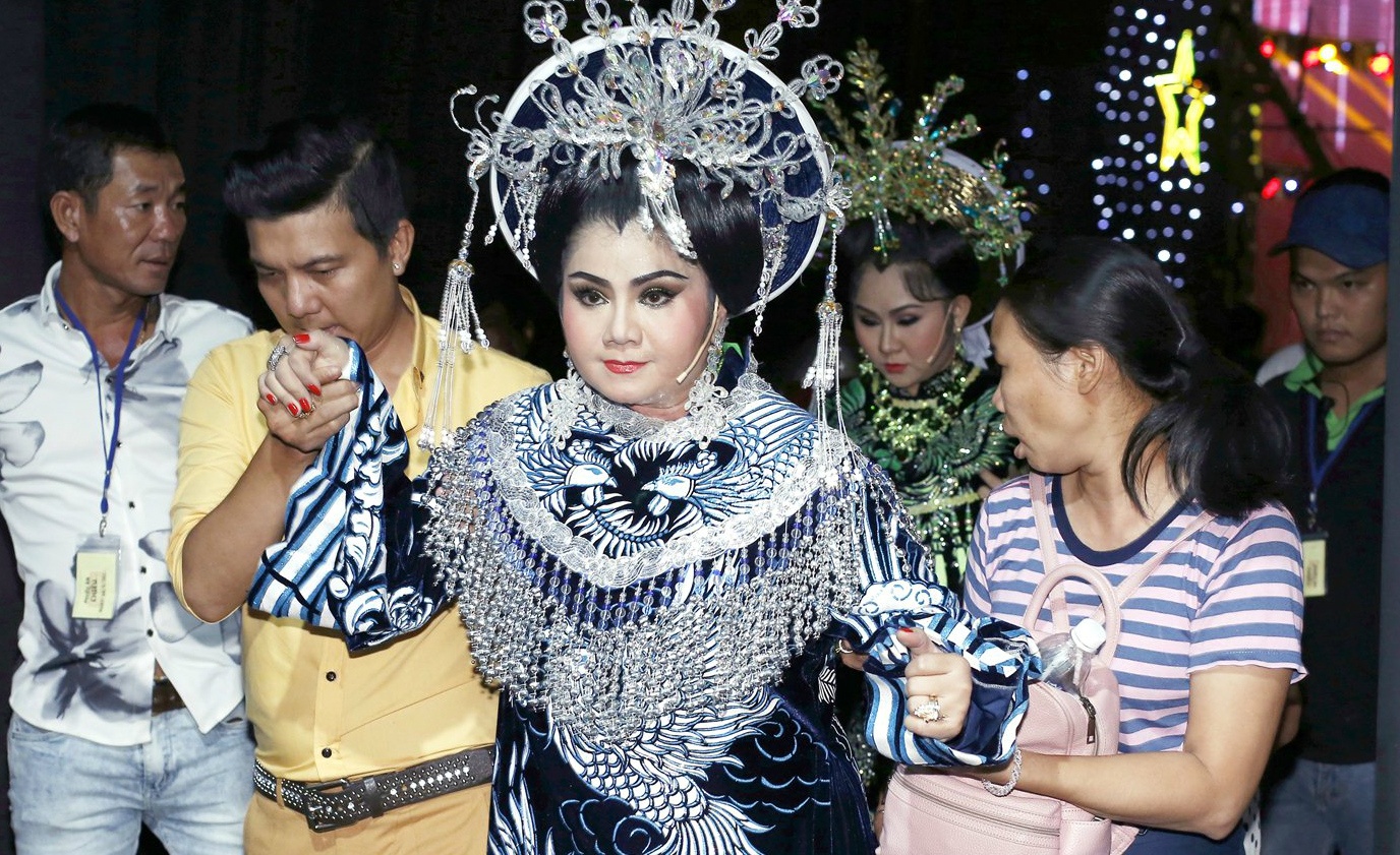 NSUT Tu Suong nen dau ho tro em trai hinh anh