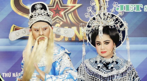 Chuyen doi, chuyen nghe gian truan cua hau due doan cai luong Minh To hinh anh