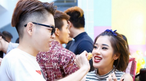 Duc Phuc mua banh den phim truong cho Hoang Yen Chibi hinh anh