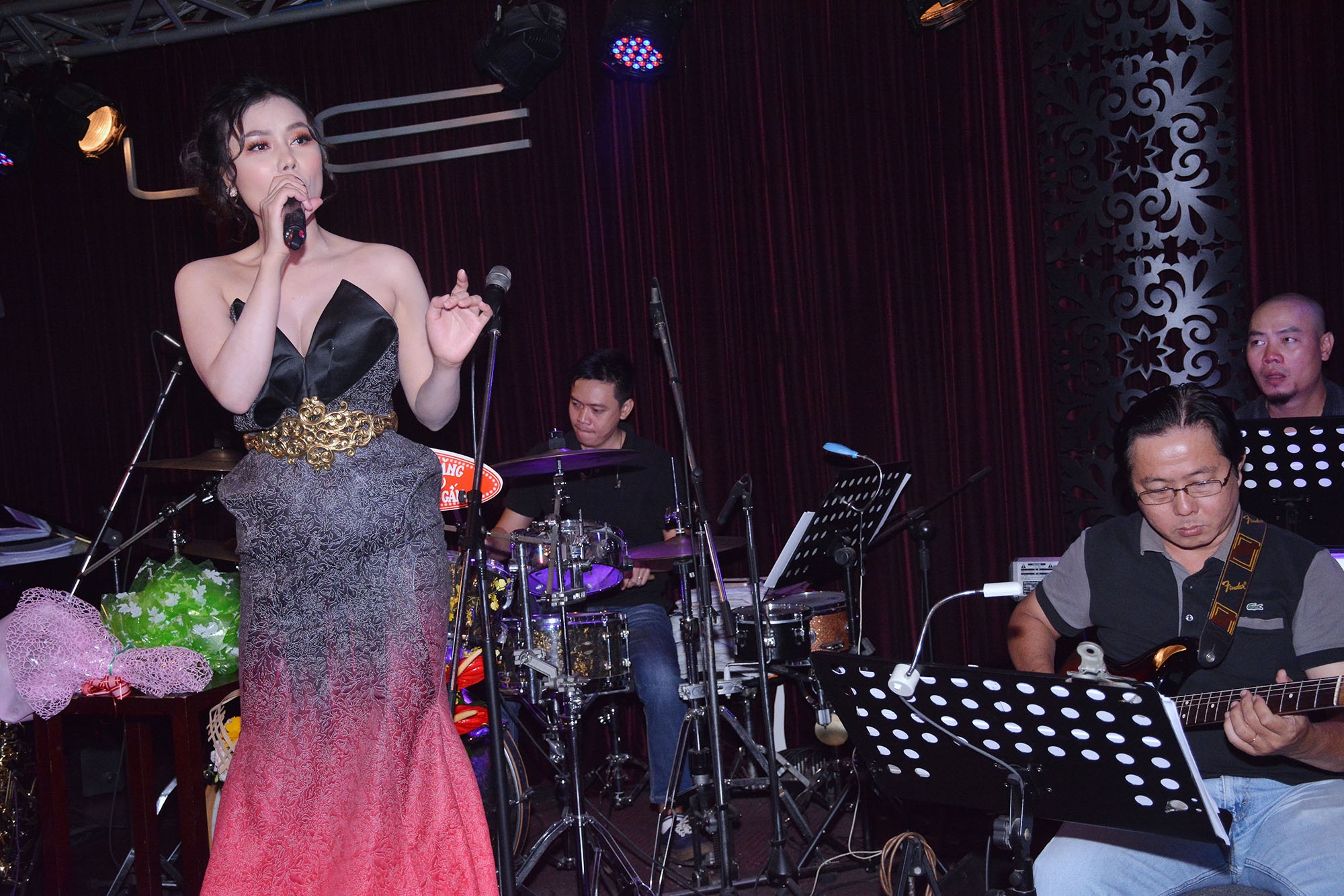 Hồng Gấm tổ chức mini show Đường xưa ảnh 9 Hong Gam to chuc mini show Duong xua anh 9