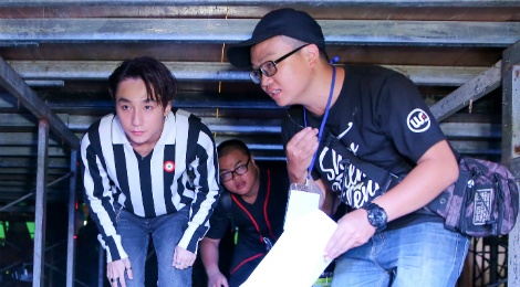 Son Tung M-TP xuat hien tu gam san khau de gay bat ngo hinh anh