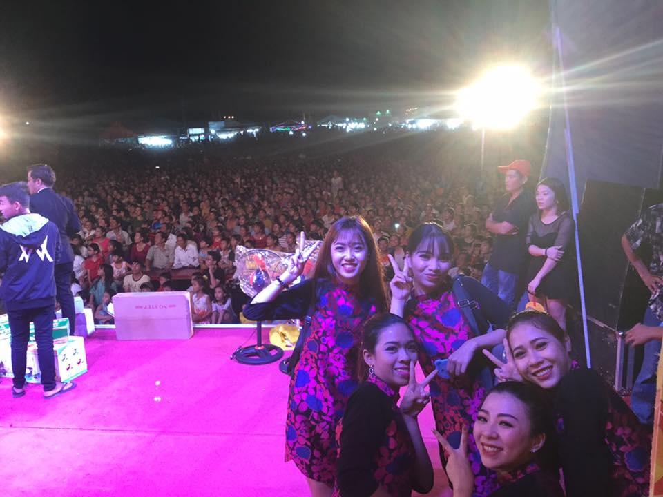 Hoai Linh bi nem da o Quang Ngai anh 1