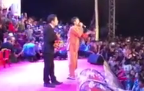 Hoai Linh va MC La Thoai Phi song ca hinh anh