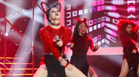 Hoai Linh treu Jun Pham gia Dong Nhi qua 'ho bao' hinh anh