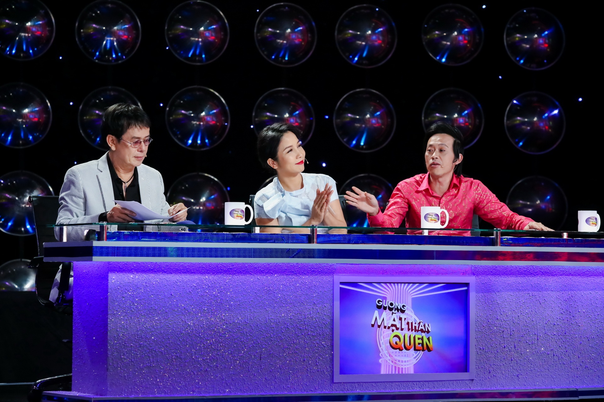 Nhung trich doan hai huoc cua Guong mat than quen hinh anh