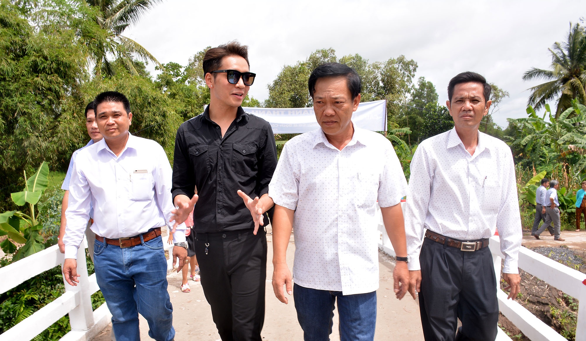 Bạch Công Khanh xây cầu cho người nghèo ảnh 2 Bach Cong Khanh xay cau cho nguoi ngheo anh 2