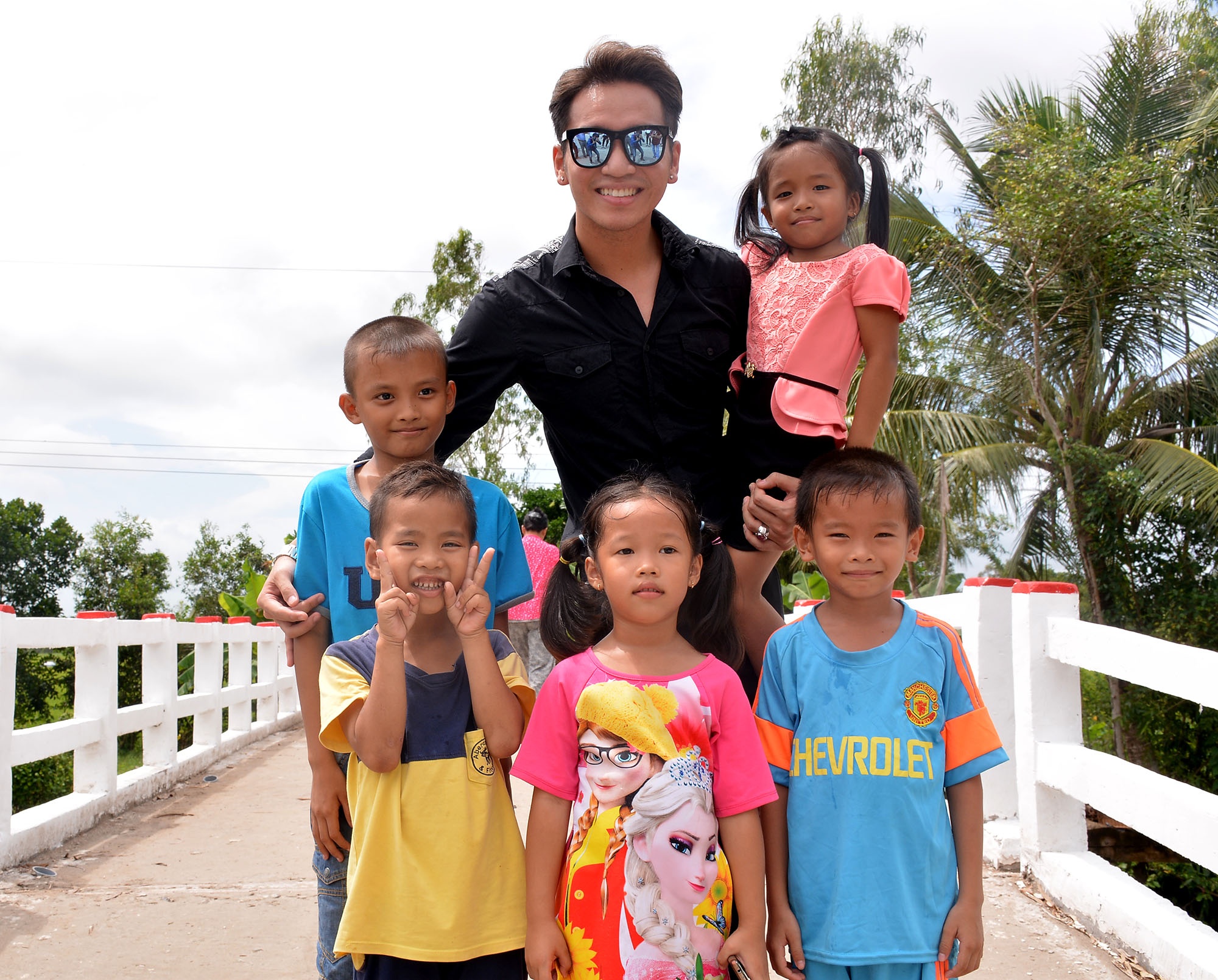 Bạch Công Khanh xây cầu cho người nghèo ảnh 1 Bach Cong Khanh xay cau cho nguoi ngheo anh 1