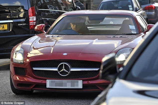 Mr. Bean cầm lái chiếc siêu xe cửa cánh chim trên đường phố Anh.