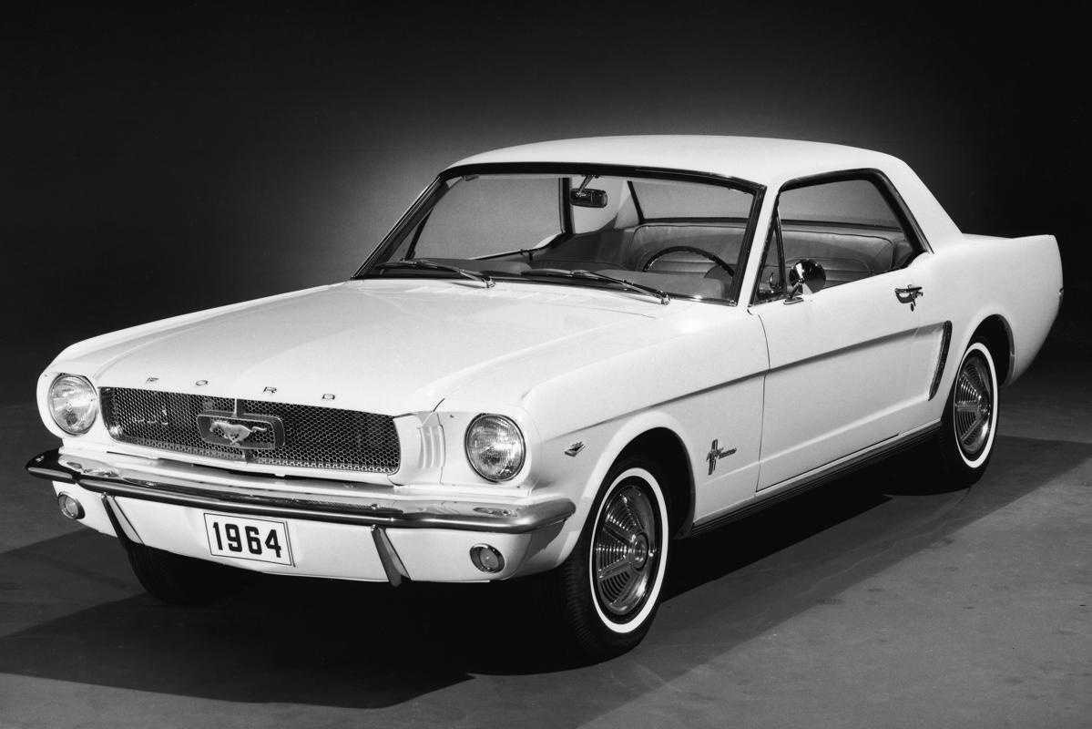 Mẫu Ford Mustang 1964. Đây là loạt đầu tiên của 