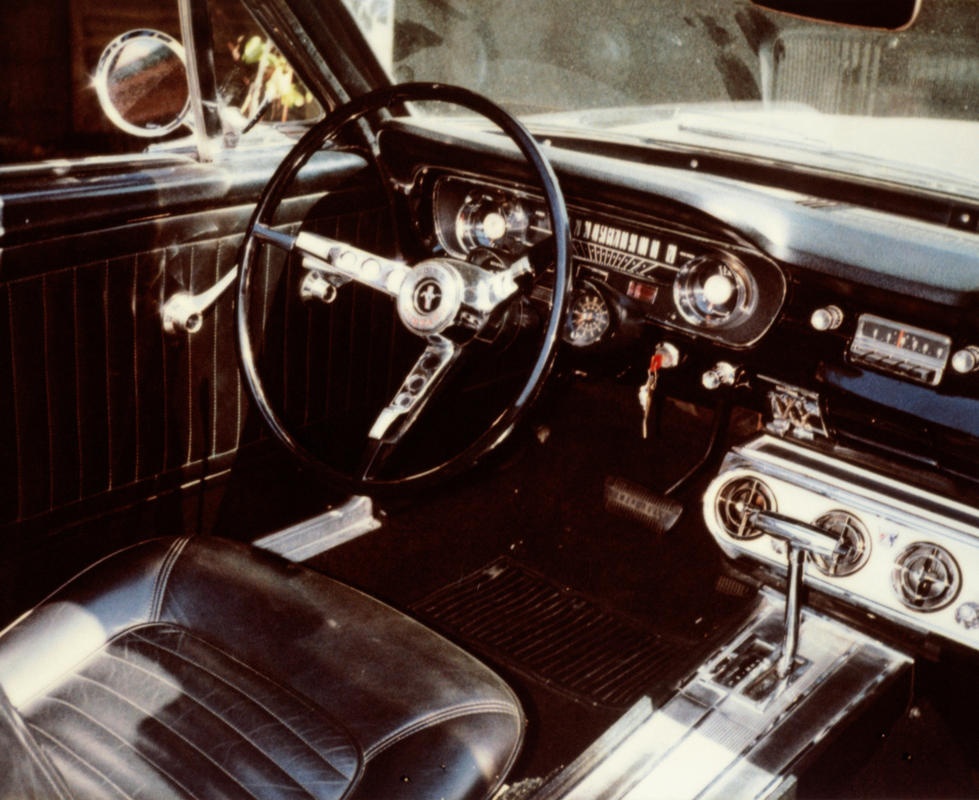 Nội thất của chiếc Mustang 1964. Chiếc xe được cho là đã gây ra một cảm giác cuốn hút cực mạnh, giống như người ta bị mê hoặc bới các máy tính bảng của Apple. (Pete Leonard / Corbis)