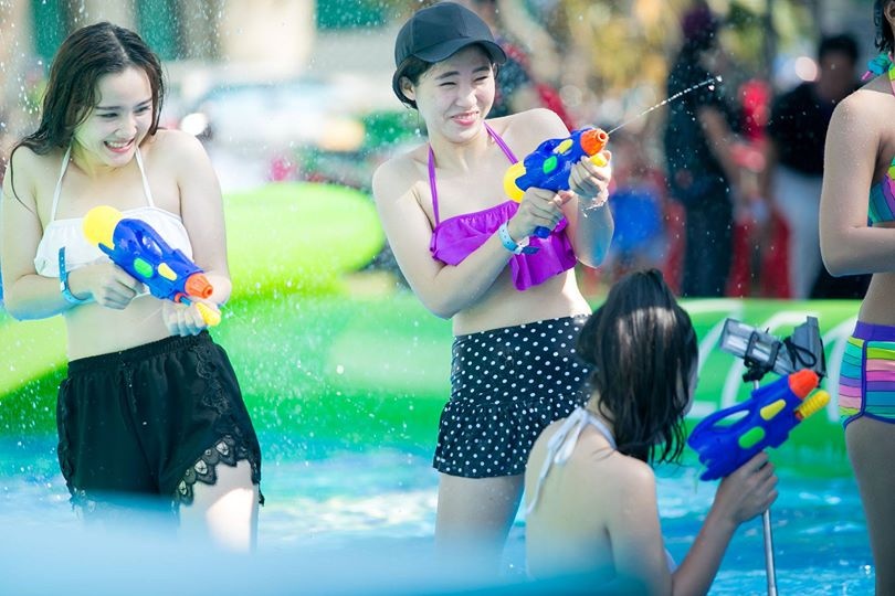 Các cô gái trẻ quậy sung giữa đường trượt nước dài 200m, rộng 6m, họ không ngại thả mình rơi tự do từ độ cao 4m, vượt 4 chặng thử thách, sau cùng là trải nghiệm các mini game thú vị.