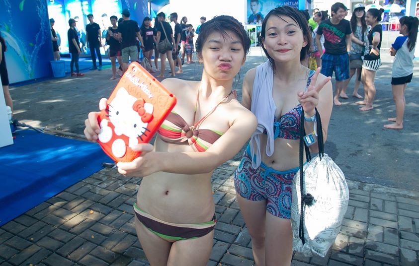 Nhiều thiếu nữ hào hứng tham gia trò bắn sung nước, đây cũng là một trong những game hút người chơi tại đường trượt nước CLEAR bật tung mát lạnh.