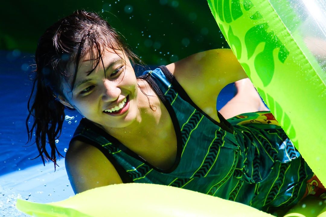 Càng về trưa, nhiệt độ tăng cao nhưng lượng người tham gia trượt nước không hề giảm, tuy nhiên, các thiếu nữ có xu hướng ngại diện biniki vì sợ đen da.