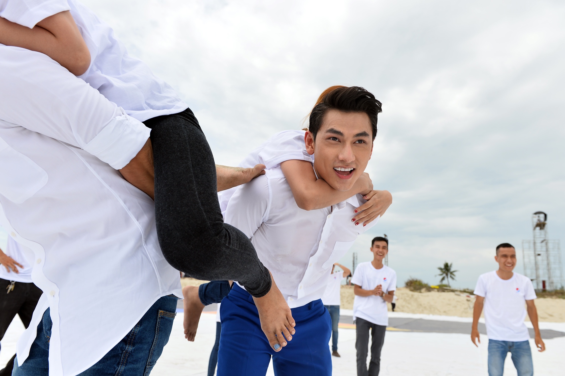 Isaac cong fan do suc cung Dong Nhi tren bai bien hinh anh