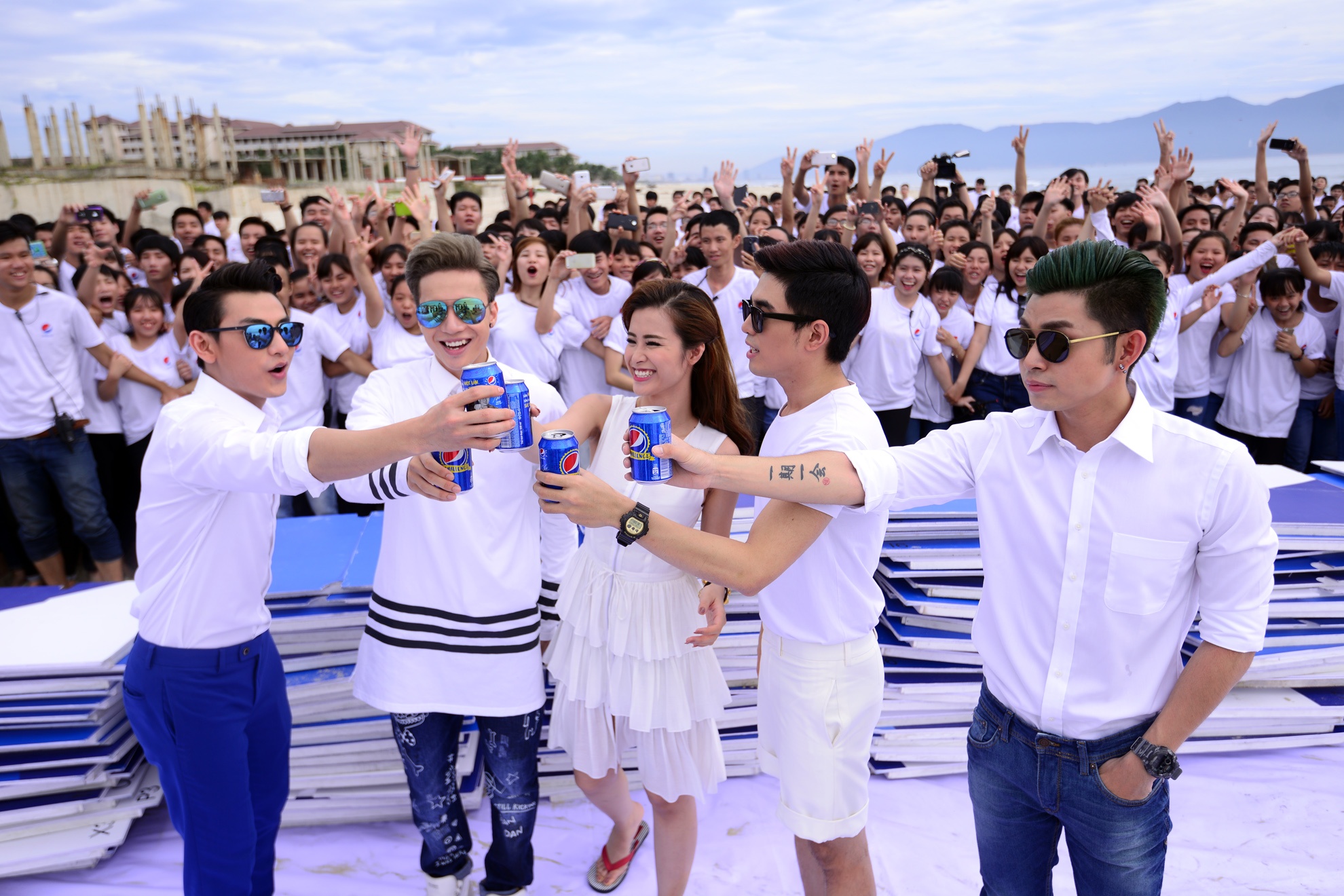 Dan sao Viet tham gia MV quay tu tram vu tru cua Usher hinh anh