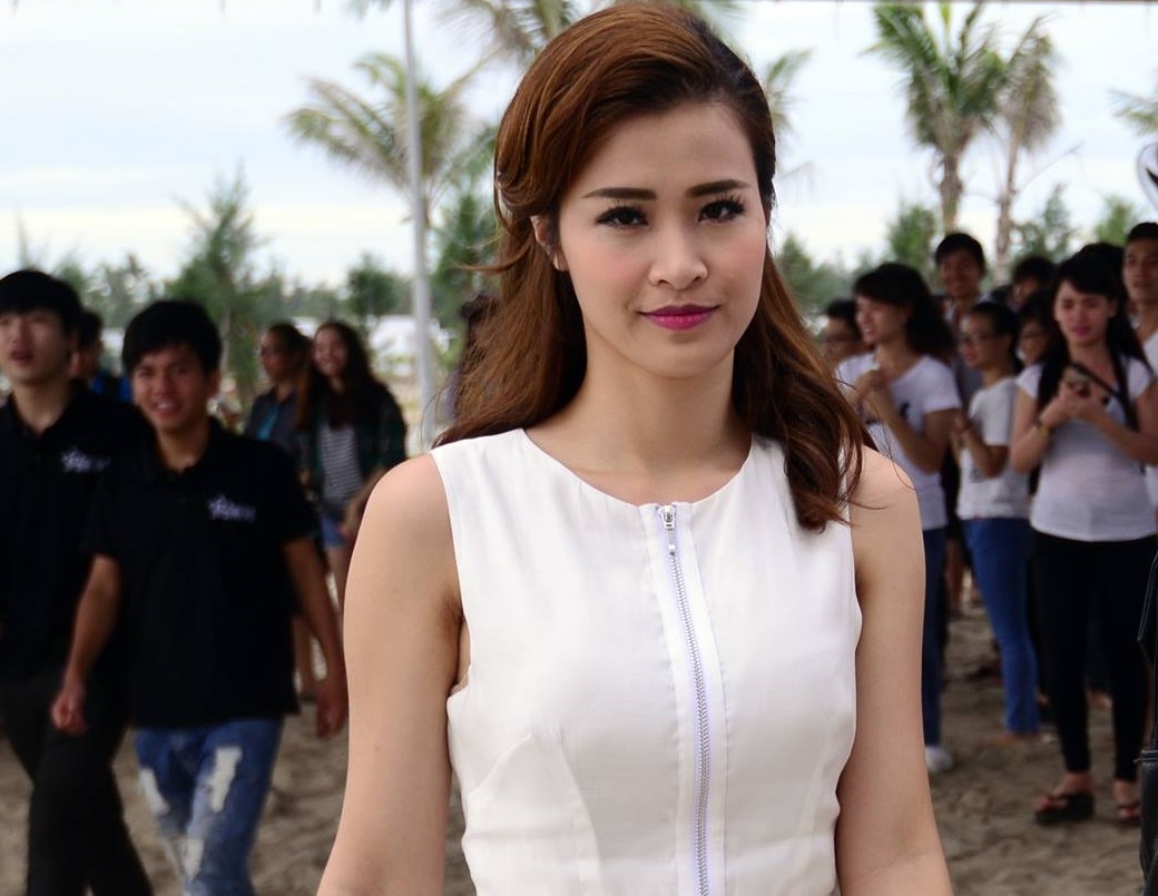 Dong Nhi khong giau duoc su phan khich khi tham gia su kien hinh anh