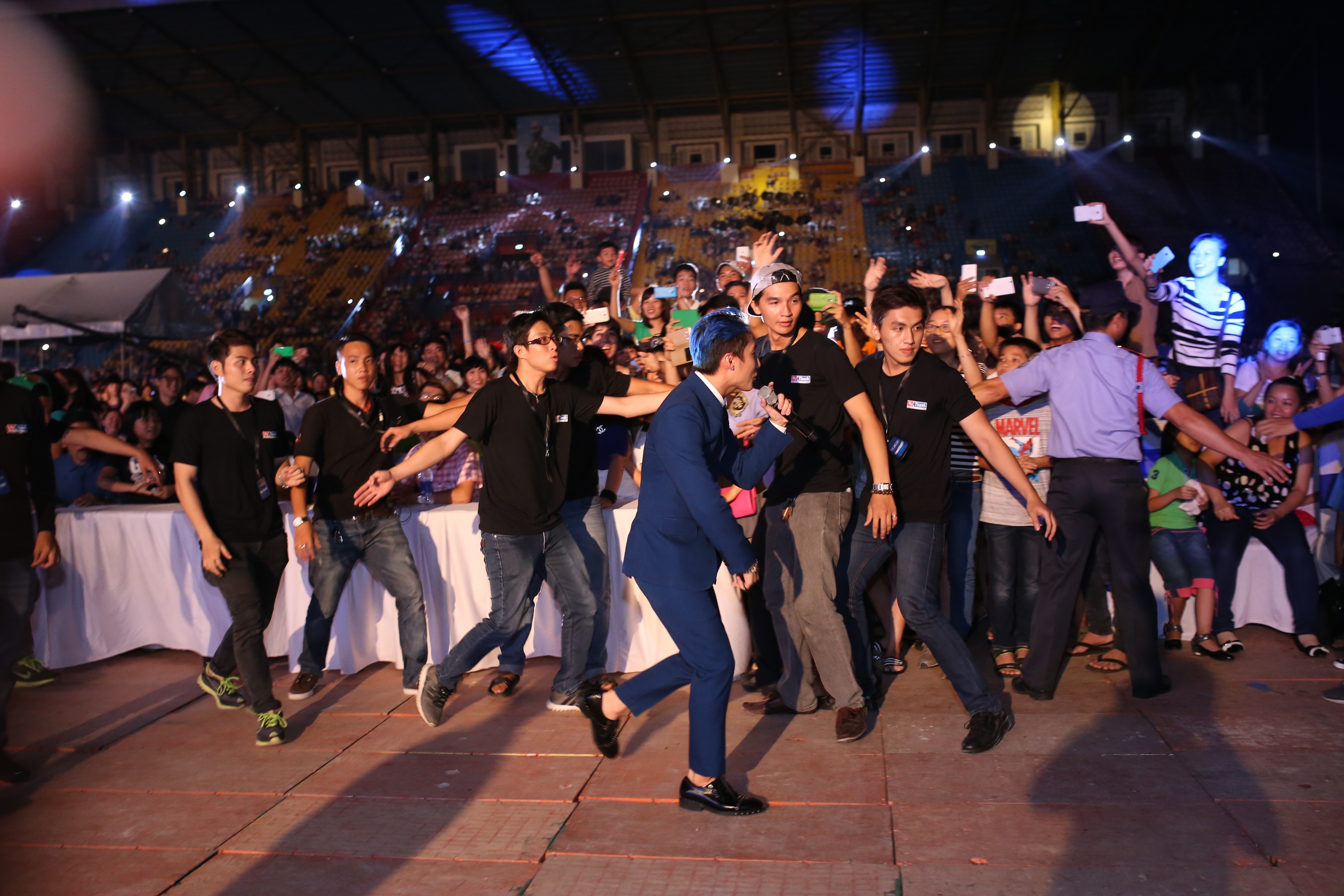 Son Tung M-TP quay tung bung cung fan tren san van dong hinh anh
