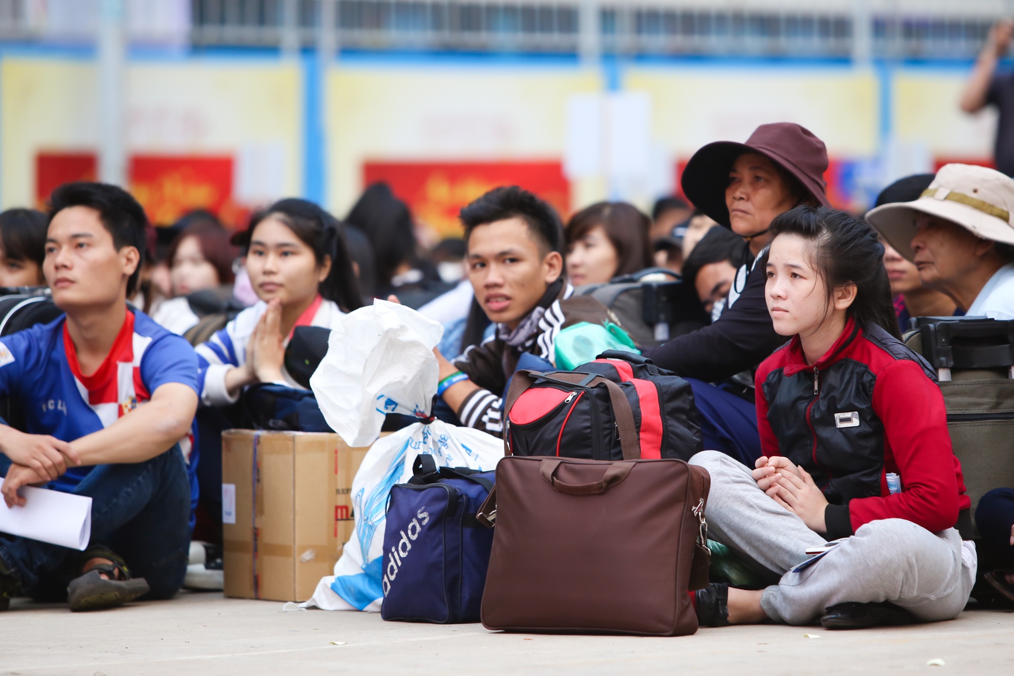 Khong khi le tien sinh vien ve que don Tet hinh anh