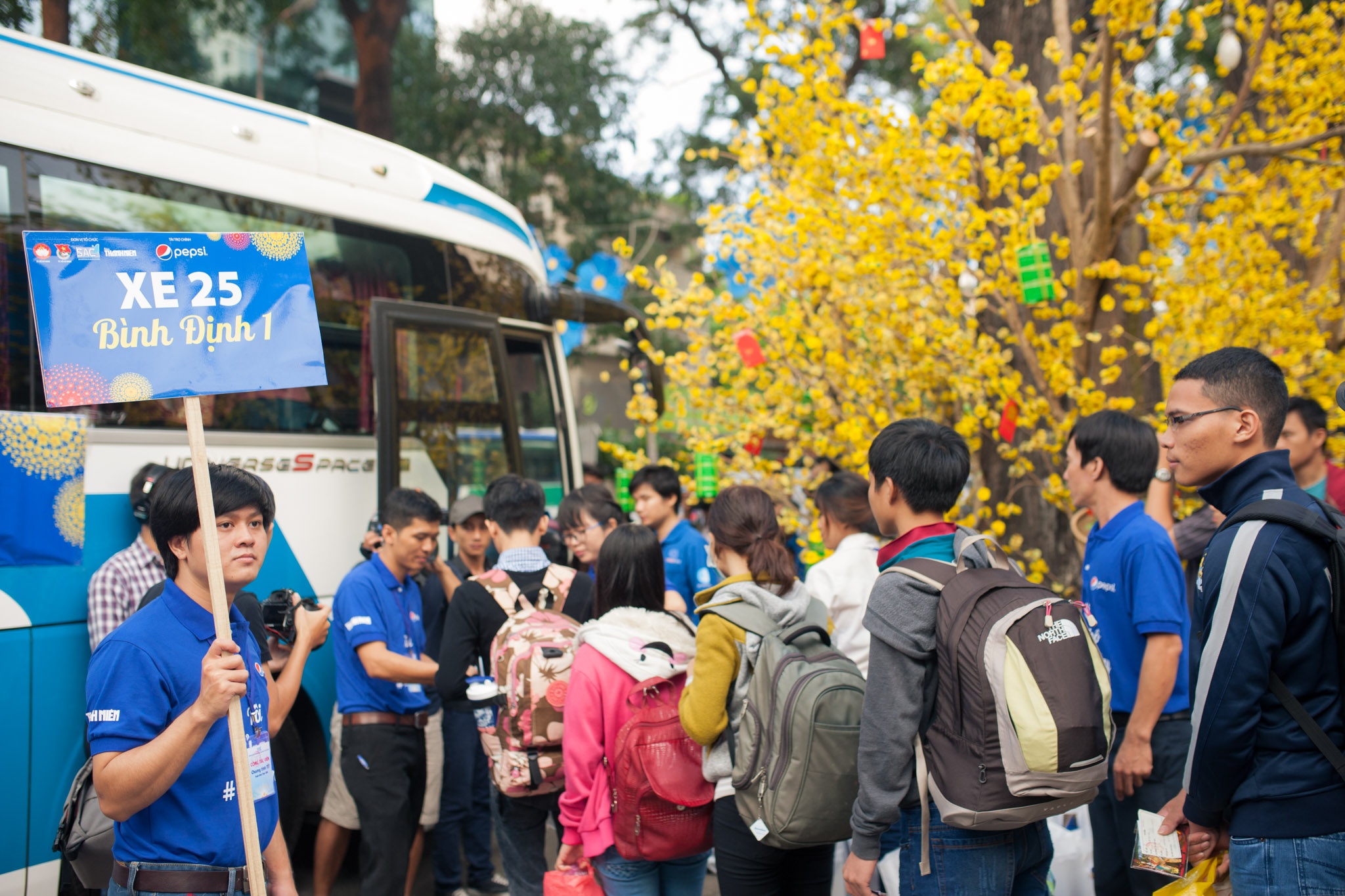 Tinh nguyen vien ho tro sinh vien len xe ve que don Tet hinh anh