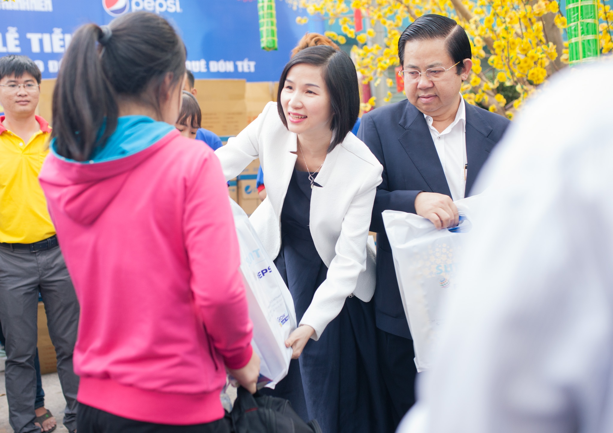 BTC 'Tet sum vay' xuc dong tien sinh vien ve que don Tet hinh anh