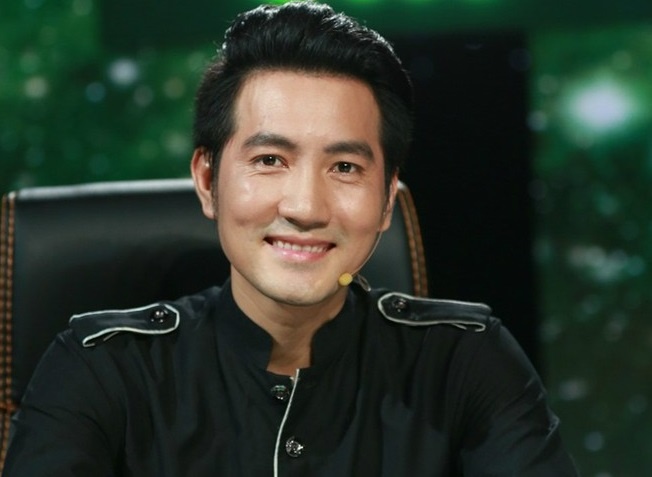 Ca si Nguyen Phi Hung xuc dong tien sinh vien ve que an Tet hinh anh