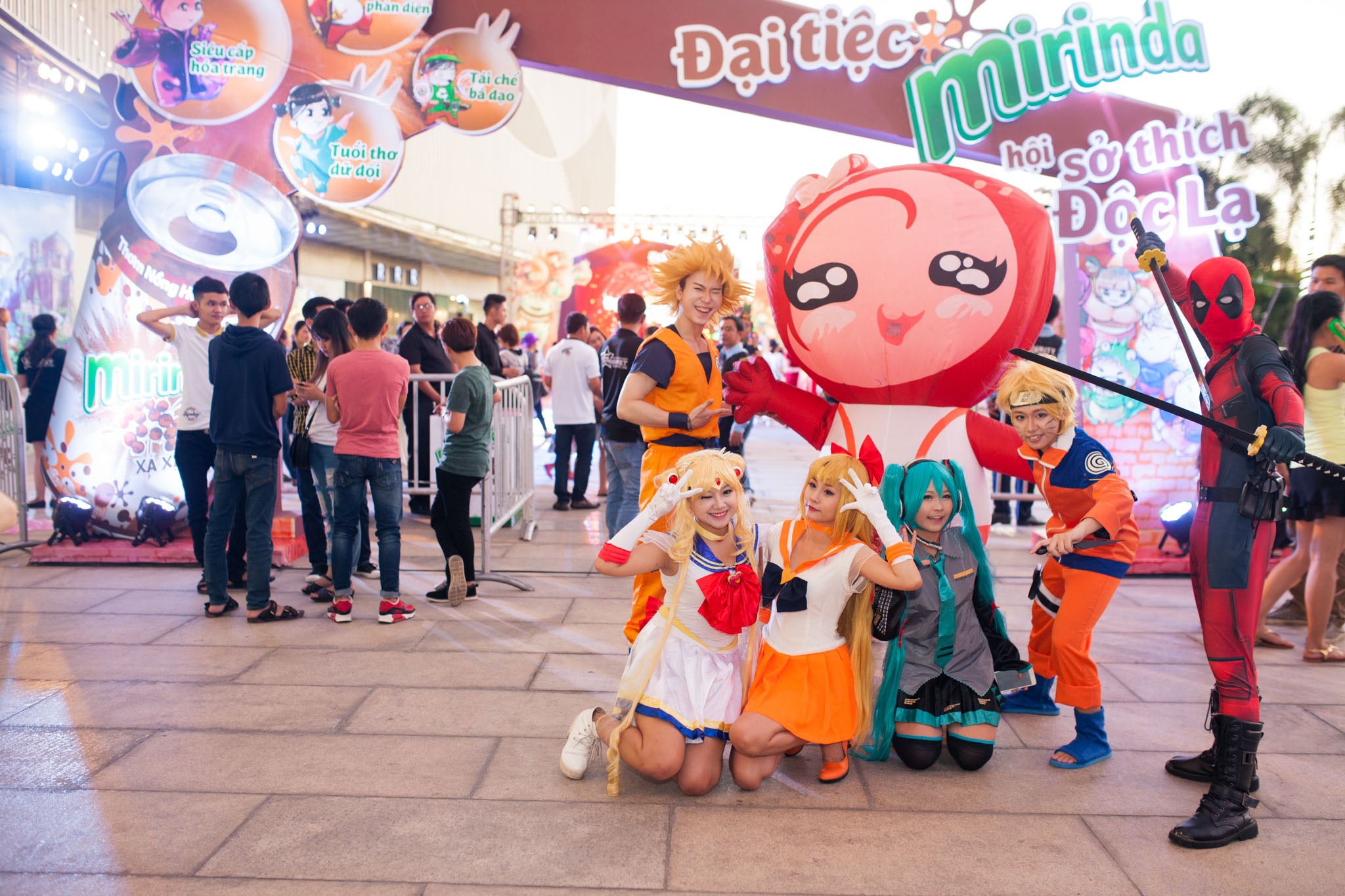 Gioi tre hao hung voi dai tiec hoa trang doc la hinh anh