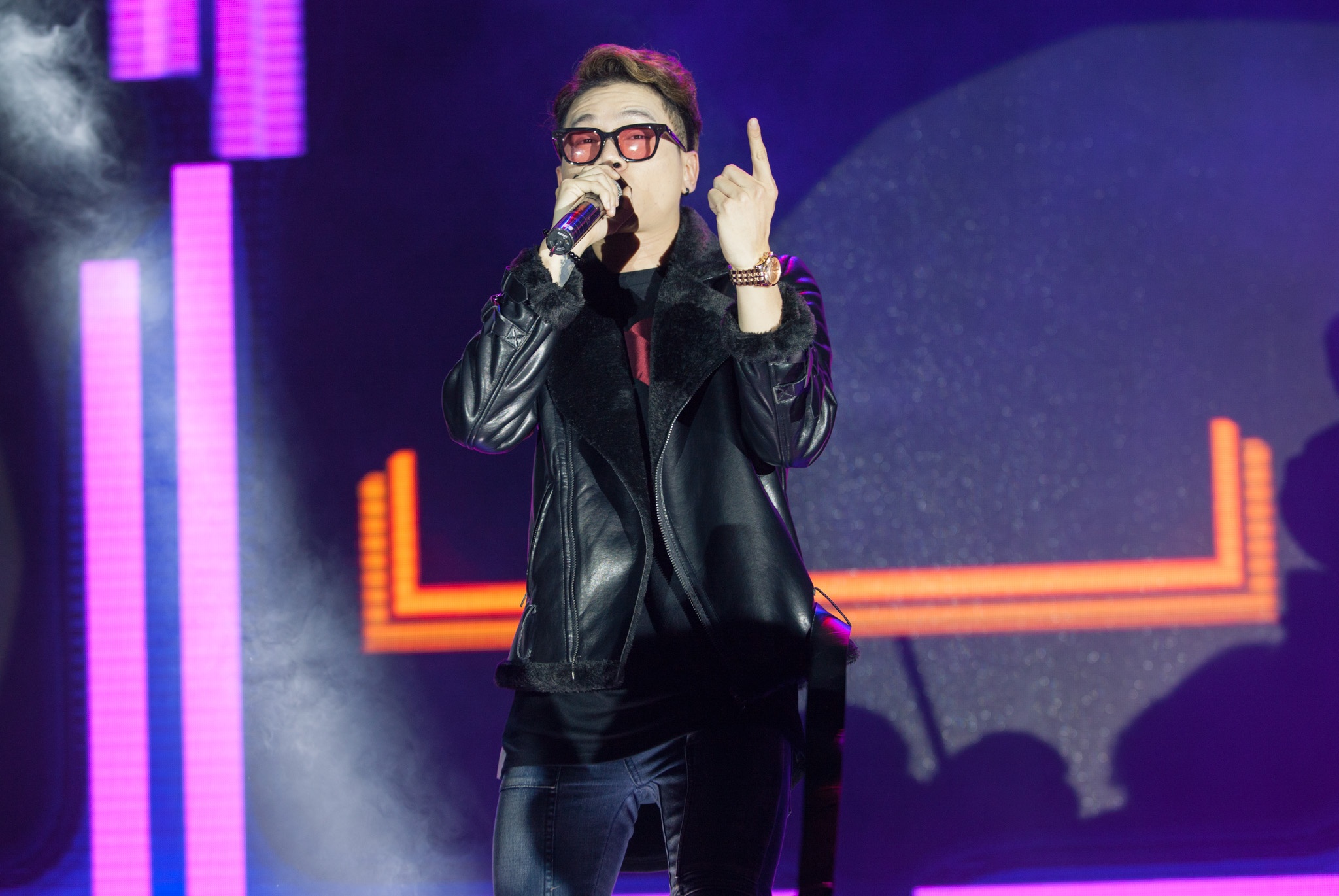 Hoang Ton chay het minh trong dem nhac hinh anh