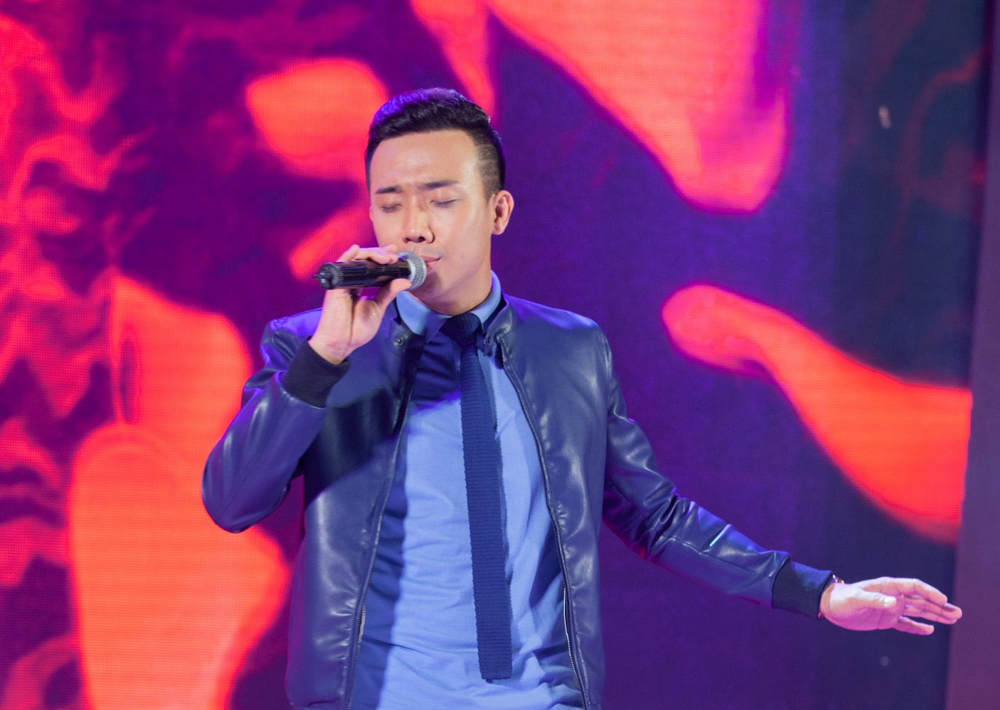 Tran Thanh the hien tai nang ca hat tren san khau hinh anh