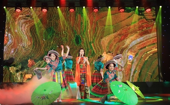 Nhan vien HDBank khoe giong hat va vu dao chuyen nghiep hinh anh