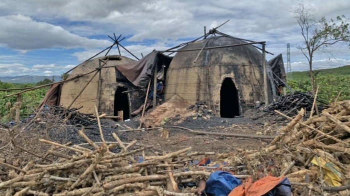 Sap lo than o Gia Lai, 4 nguoi nhap vien hinh anh