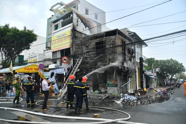 Chay lon giua ban ngay, mot can nha bi thieu rui hinh anh