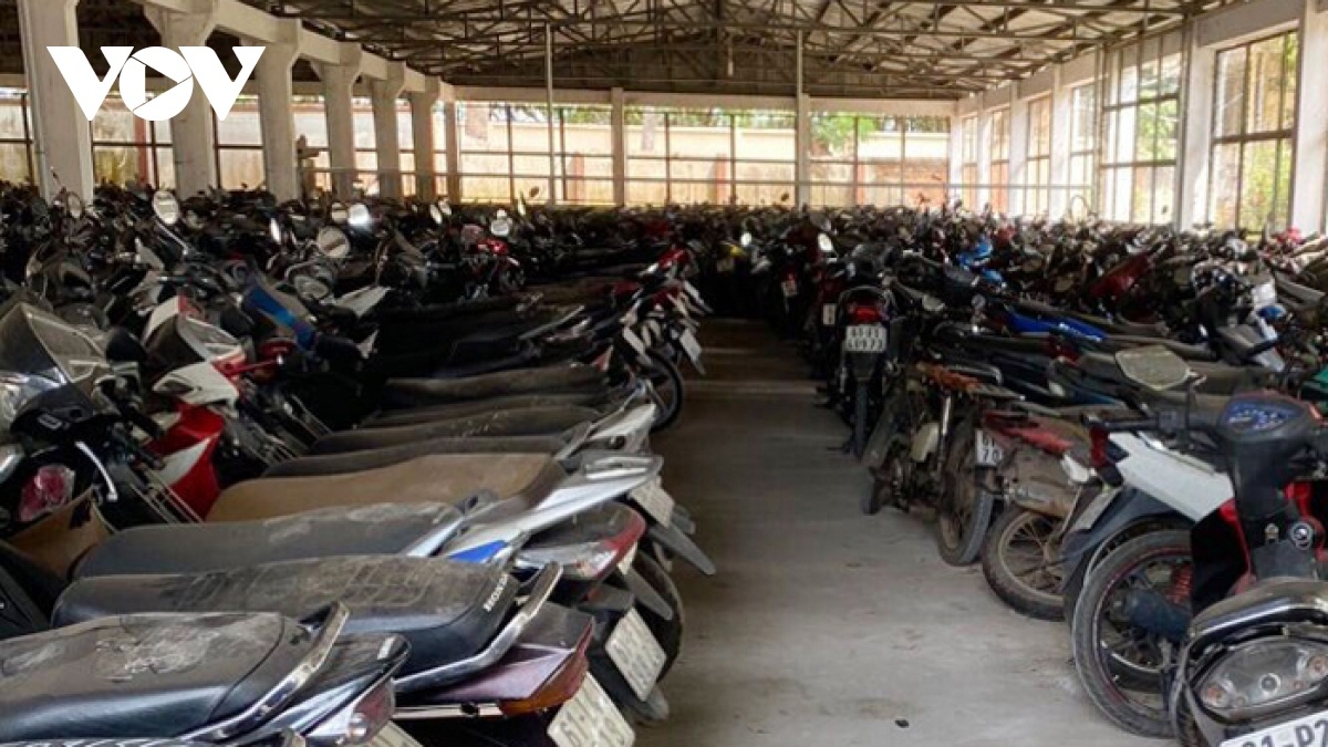 Hang nghin xe may het han tam giu o Binh Duong bi chu 'bo roi' hinh anh